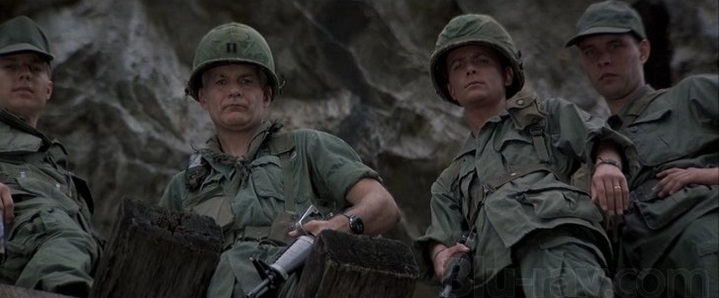 Le soldat Eriksson (Michael J. Fox) montre à ses supérieurs de corps de Tran Thi Oanh, dans Outrages.