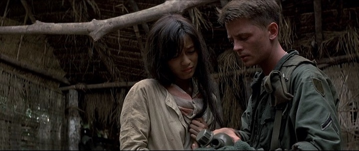 Tran Thi Oanh (Thuy Thu Le), kidnappée et violée, et le soldat Eriksson (Michael J. Fox) dans Outrages.