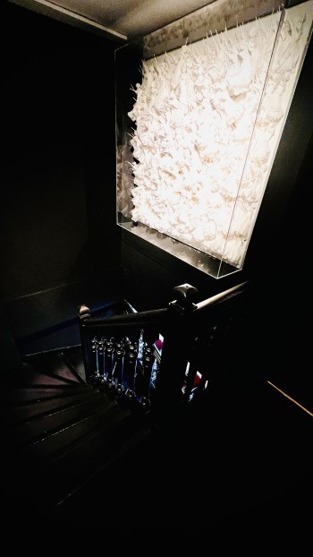 oeuvre en papier de soie de claudine drai dans l'escalier du restaurant le grand véfour