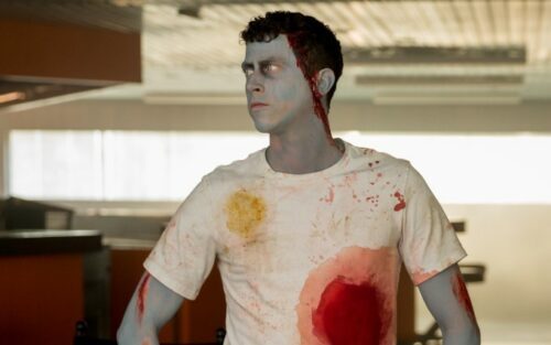 finnegan oldfield transformé en zombie dans le film coupez de michel hazanavicius