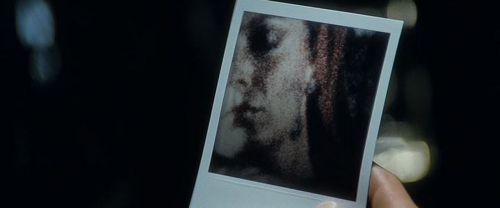 Trace de l'existence d'un replicant ayant seulement 4 années de vie : la photographie de Zhora (Joanna Cassidy).