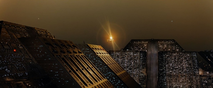 Magnifique séquence de vol vers la Tyrell Corporation dans Blade Runner...