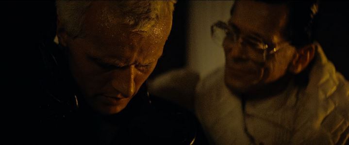 Rencontre entre le "père" créateur Eldon Tyrell (Joe Turkel) et le "fils" Nexus 6 (Rutger Hauer).