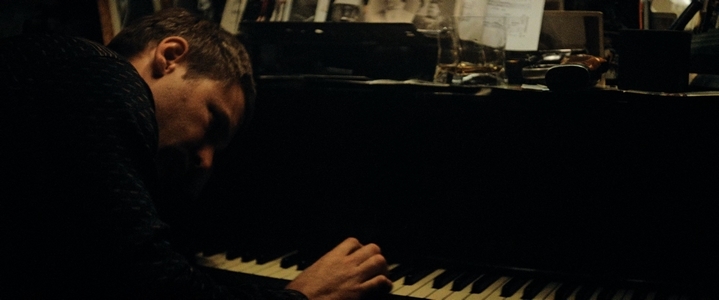 Rick Deckard (Harrison Ford), mélancolique, joue quelques notes de piano dans Blade Runner.