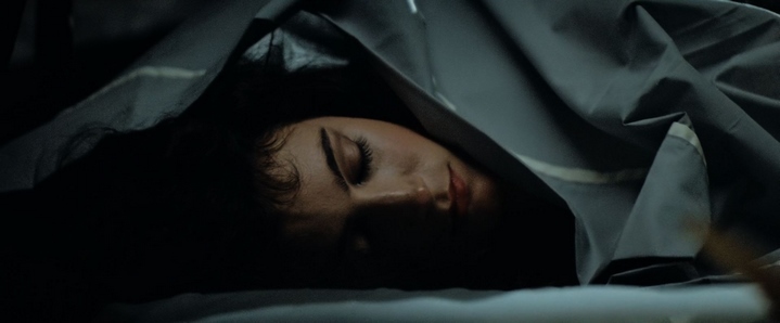 Drapé et clair-obscur : il y a du Caravage dans ce plan de Rachel (Sean Young).