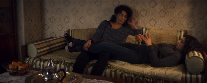 neila et sa mère sur le canapé dans le film le brio