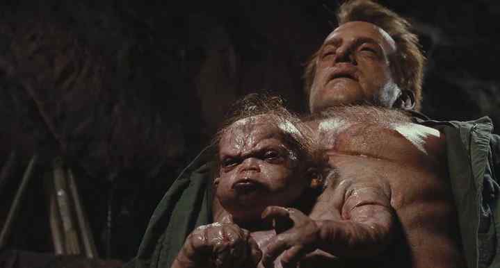 Le mutant et chef rebelle Kuato dans le corps de George (incarné par Marshall Bell) est une idée de David Cronenberg qui subsiste dans le film final.