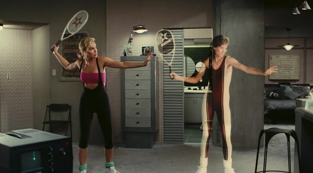 Lori (incarnée par Sharon Stone) apprend à jouer au tennis avec un hologramme : une vision du futur ringarde ?