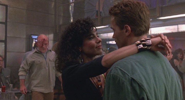 Sur Mars, Douglas Quaid rencontre la femme de ses rêves, Melina (Rachel Ticotin).