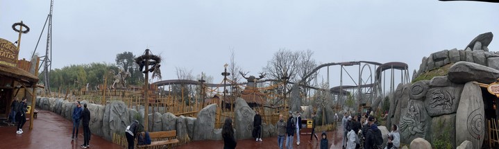 vue panoramique de l'attraction toutatis du parc astérix