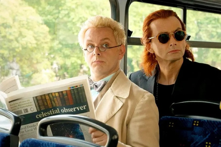 michael sheen et david tennant dans le bus dans good omens saison 2
