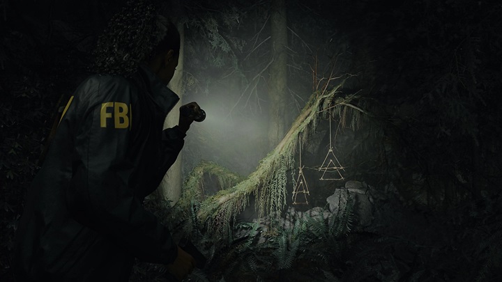 l'agente du fbi saga anderson enquête dans la forêt dans alan wake 2