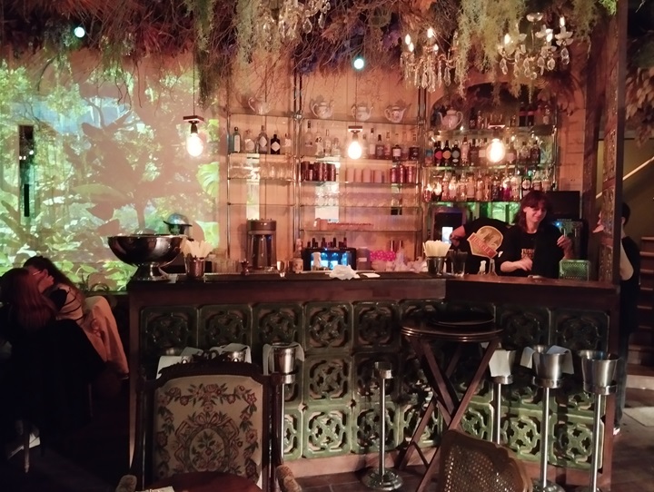 bar vintage du restaurant jungle palace à paris 10ème