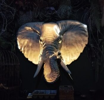 tête d'éléphant du restaurant jungle palace à paris 10
