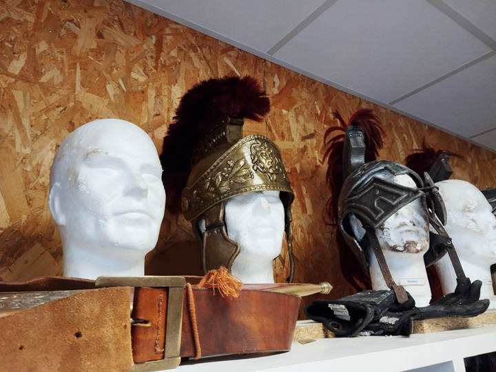 les casques de gladiateurs utilisés pour le spectacle le signe du triomphe au Puy du Fou