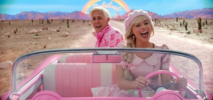 barbie chante au volant de son cabriolet avec ken dans le film de greta gerwig