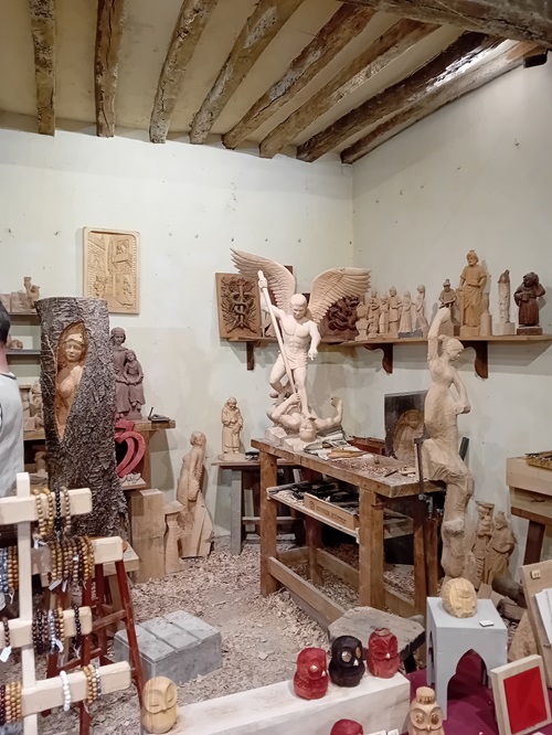 atelier de sculpteur au puy du fou