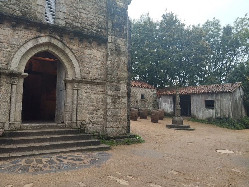église du village fort rognou puy du fou