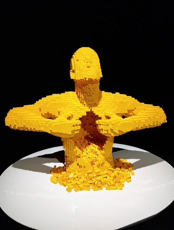 sculpture en Lego homme à poitrine ouverte de nathan sawaya exposition the art of the brick
