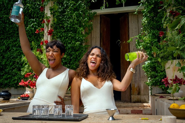 naomi ackie et adria arjona préparent des cocktails spéciaux dans le film blink twice