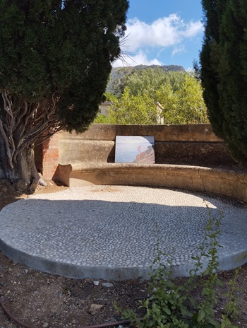 le banc de pierre d'époque dans le jardin de la villa théo.