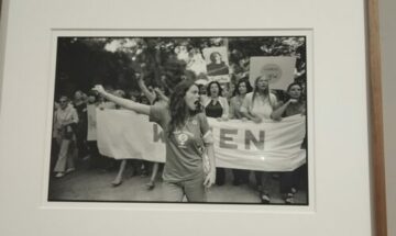 photo d'une manifestation féministe aux états-unis prise par mary ellen mark exposition rencontres arles 2024