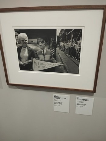 photo de manifestants pro-guerre du vietnam prise par mary ellen mark exposition rencontres à arles 2024