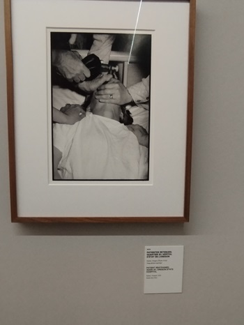 photo d'une patiente à laquelle on administre des électrochocs prise par mary ellen mark en 1976 pour sa série ward 81 rencontres de la photographie d'arles 2024