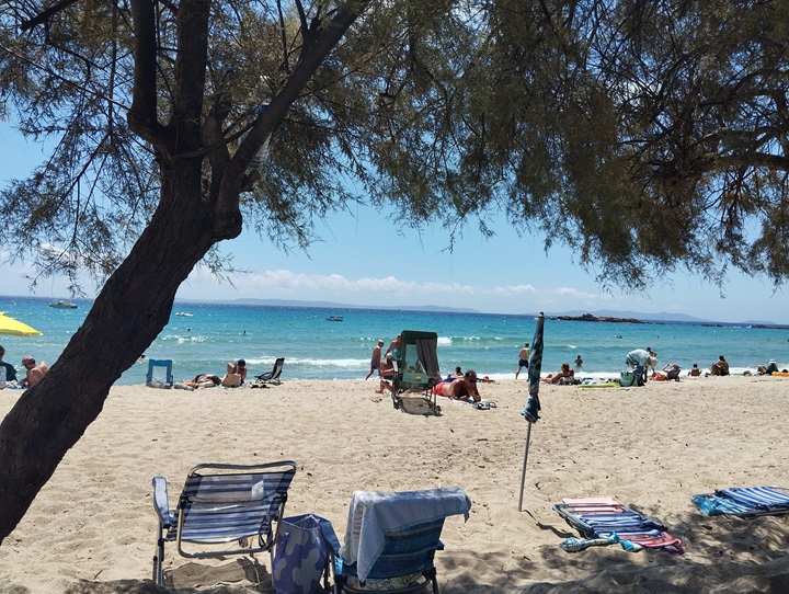 la plage de saint-clair au lavandou dans le var