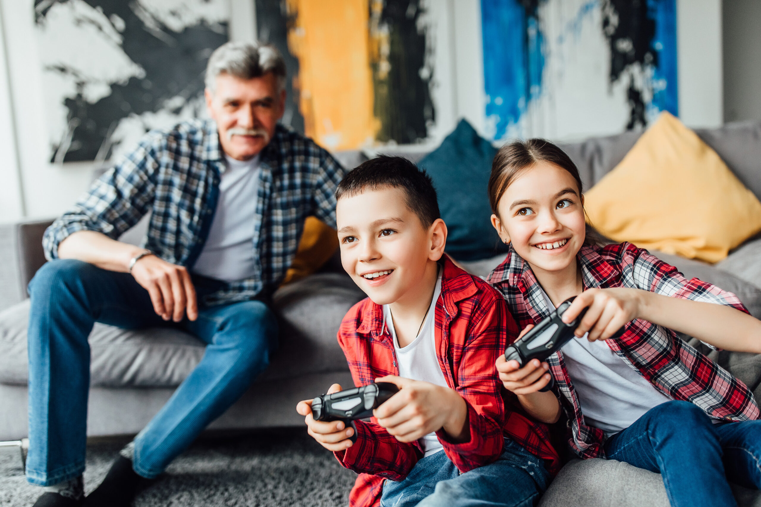 enfants qui jouent à la console sous le regard du père playstation 5 slim