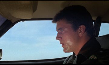 mel gibson au volant de sa voiture dans mad max de george miller 1979