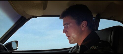 mel gibson au volant de sa voiture dans mad max de george miller 1979