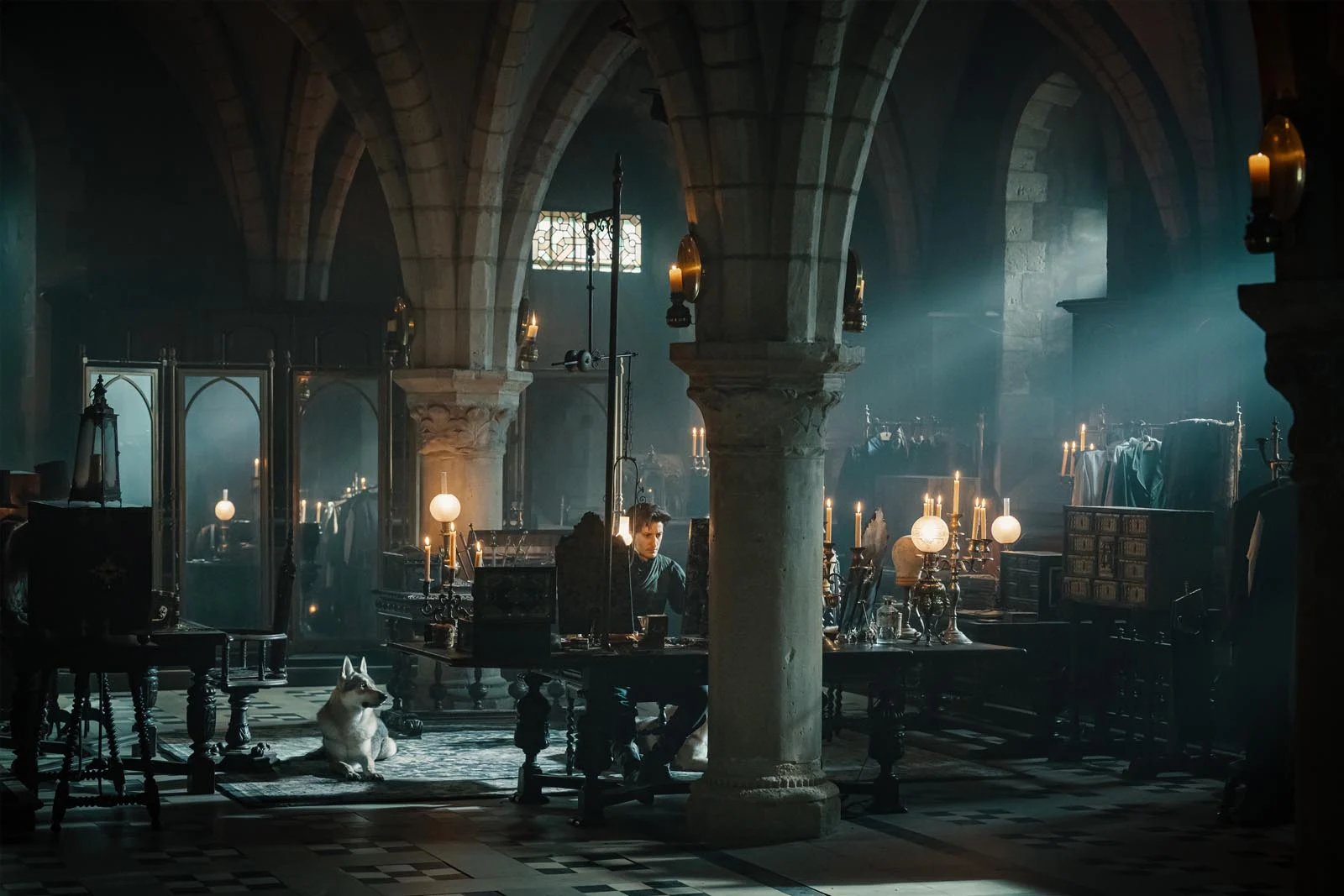 pierre niney dans une église dans le comte de monte cristo