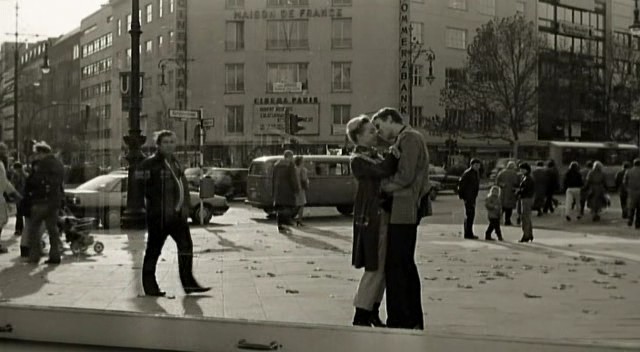 couple qui s'embrasse à berlin dans le film les ailes du désir de wim wenders