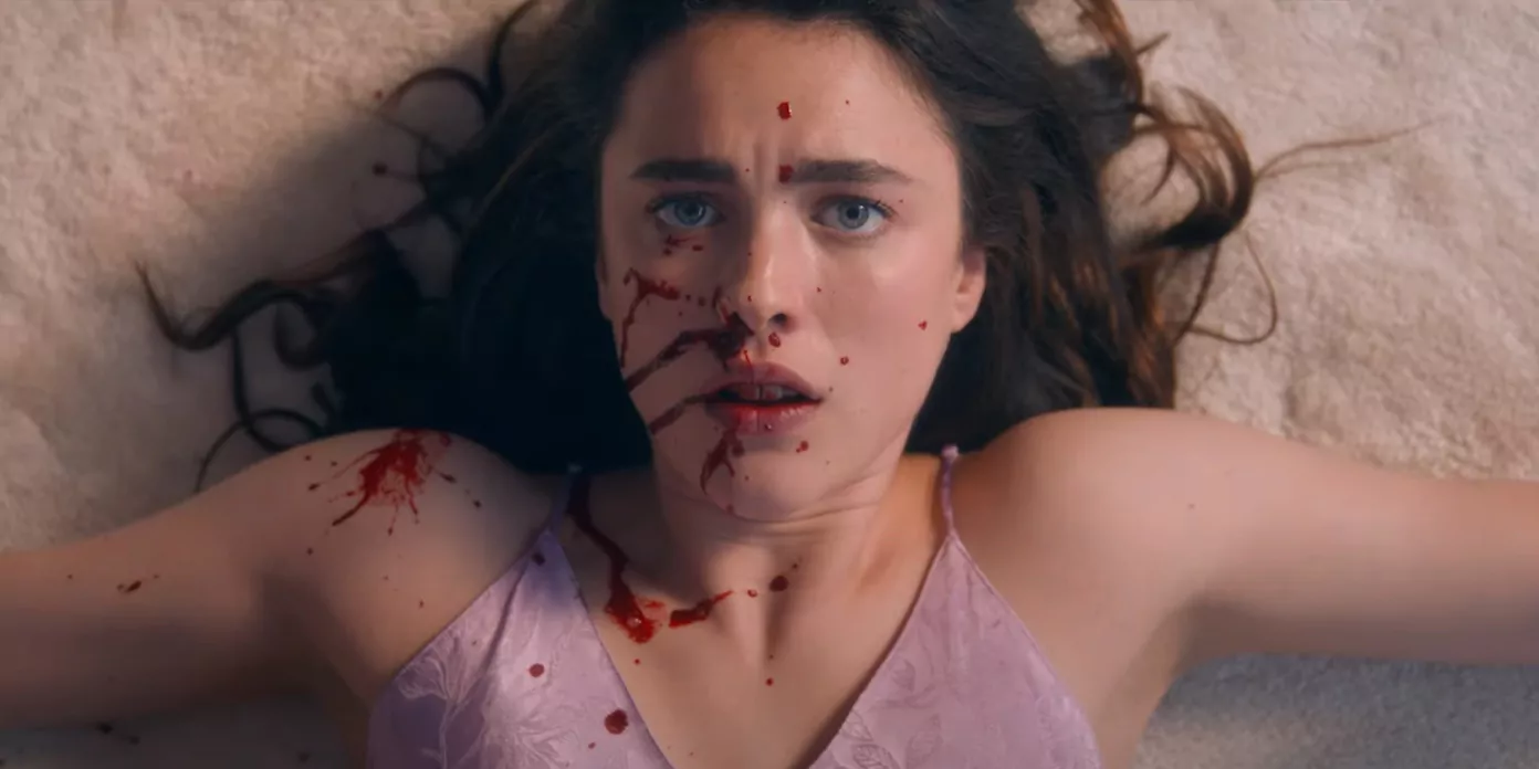 margaret qualley attaquée dans le film the substance