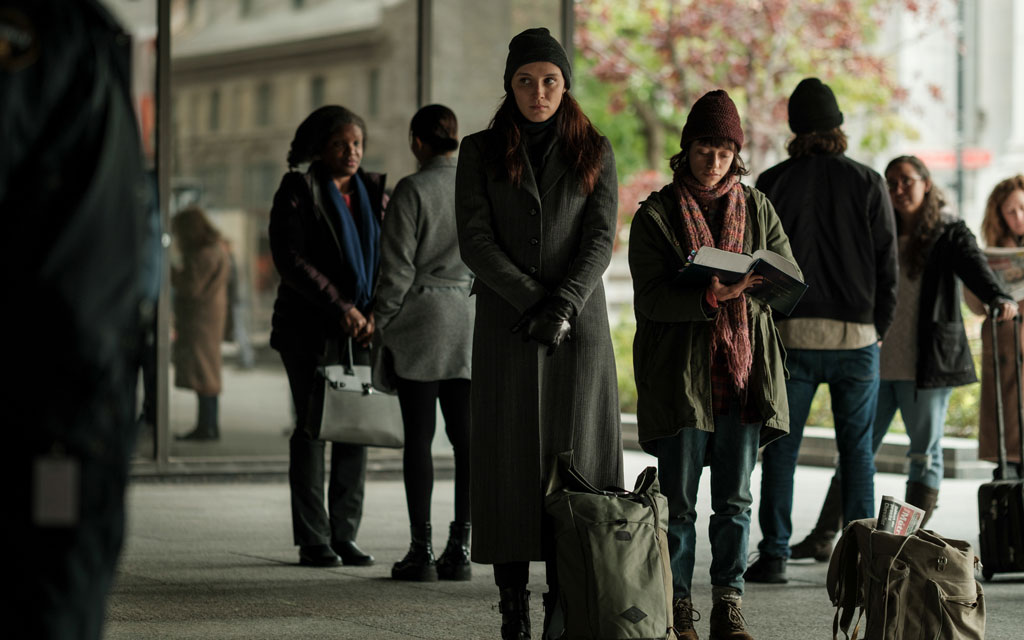 kelly-ann et clémentine à l'extérieur du tribunal dans le thriller les chambres rouges de pascal plante