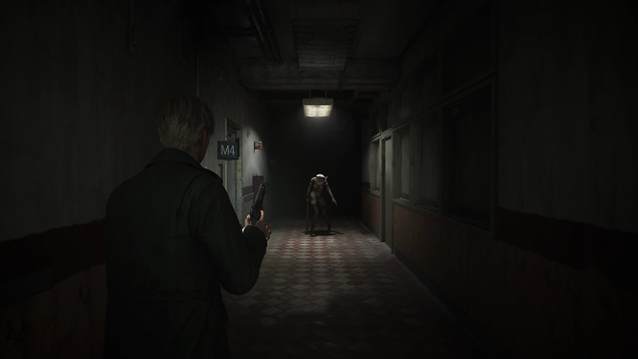 pyramid head dans couloir dans le jeu vidéo silent hill 2 remake ps5