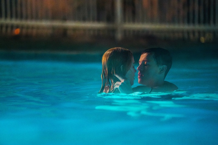 nicole kidman et harris dickinson s'embrassent dans la piscine dans le film babygirl