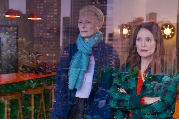 tilda swinton et julianne moore dans la chambre d'à côté de pedro almodovar