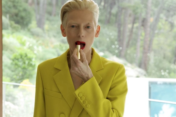 tilda swinton dans le film la chambre d'à côté de pedro almodovar