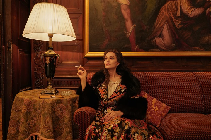 angelina jolie dans le rôle de maria callas dans son appartement parisien dans le film maria de Pablo Larraín