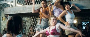 renée zellwegger en pleine chorégraphie de madonna en prison dans bridget jones l'âge de raison