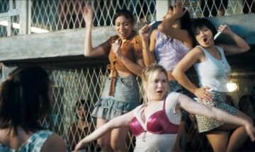 renée zellwegger en pleine chorégraphie de madonna en prison dans bridget jones l'âge de raison