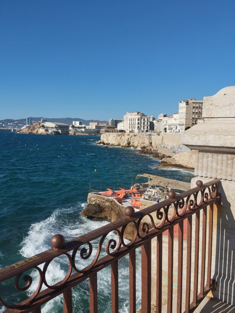 vue sur le littoral depuis la corniche kennedy à marseille