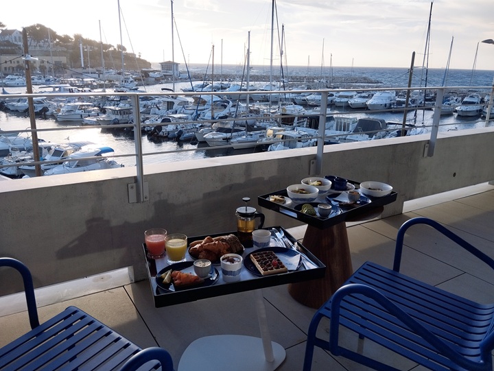 vue depuis la terrasse d'une suite deluxe de l'hôtel bleu à carry le rouet bouches du rhône