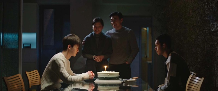 scène du repas d'anniversaire dans le thriller chinois brief history of a family de lin jianjie