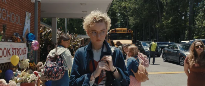 image julia garner évanouis