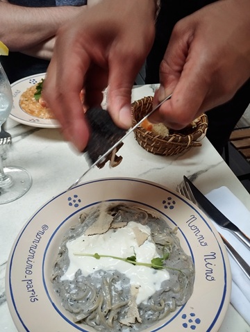 truffe frapiche râpée sur les tagliolini à la crème de truffe noire chez nonno nino paris 17
