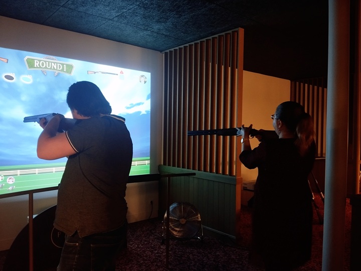 session de jeu au bar à tir virtuel pan paris 10