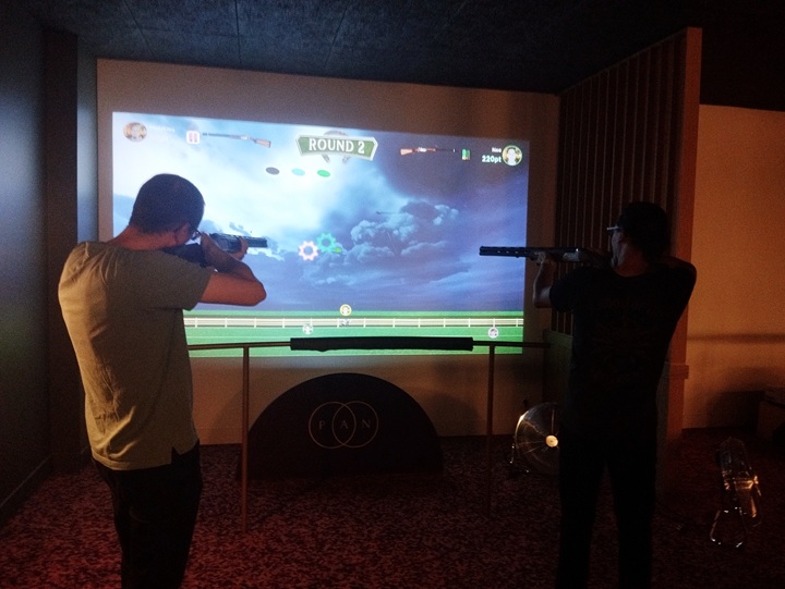 session de jeu ball trap au bar à tir virtuel pan à paris